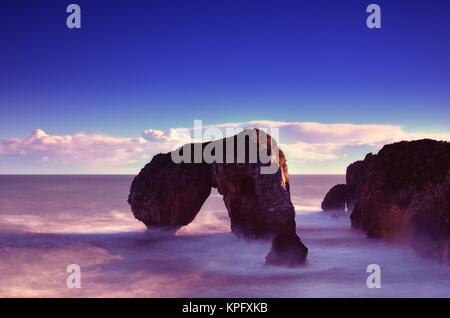 Sunrise in Castro de las gaviotas. Il paesaggio costiero nelle Asturie, Spagna Foto Stock