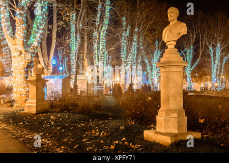 Vista notturna al tempo di Avvento nella città di Zagabria, Zrinjevac parco pubblico paesaggio. Foto Stock
