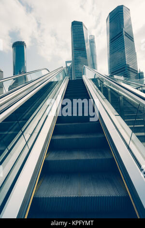 Dettaglio colpo di escalator in edifici moderni o stazione della metropolitana. Foto Stock
