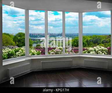 Finestra di plastica con vista di Kyiv in primavera Foto Stock