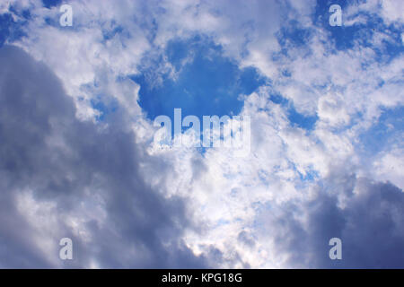 Nuvole bianche sul cielo blu Foto Stock