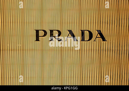 Tokyo, Giappone - 20 Febbraio 2014 - Lettere di Prada store nel quartiere di Ginza, Tokyo, Giappone Foto Stock