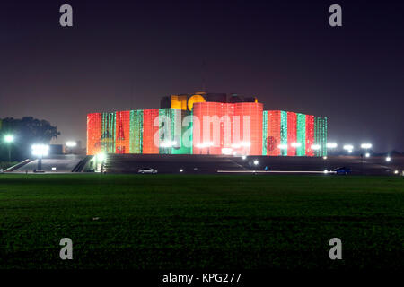 L'Assemblea nazionale edificio del Bangladesh o Jatiyo Sangsad Bhaban è considerato uno dei migliori esempi di architettura moderna. Progettato Foto Stock