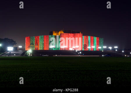 L'Assemblea nazionale edificio del Bangladesh o Jatiyo Sangsad Bhaban è considerato uno dei migliori esempi di architettura moderna. Progettato Foto Stock