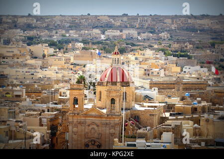 Vista sopra la città di Victoria o Rabat a Gozo, la vicina isola di Malta Foto Stock