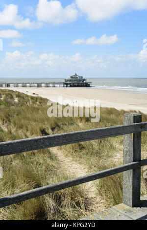 Dune, spiaggia e molo/molo sul Mare del Nord a Blankenberge, Belgio. Foto Stock