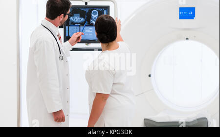 Medico,paziente e infermiere al ct tompgraphie in ospedale,immagine dal tubo del dispositivo Foto Stock