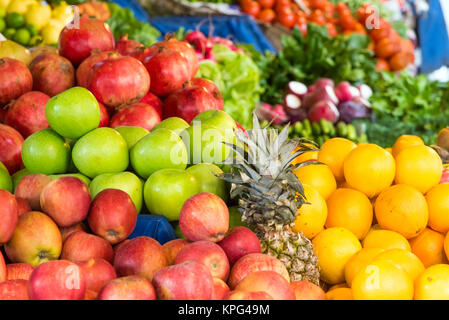 Mele, arance e altri frutti in un mercato a Istanbul Foto Stock
