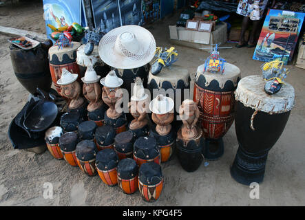 Mozambico, tradizionali tamburi bongo e curiosità per la vendita su una spiaggia di Ponta do Ouro Foto Stock