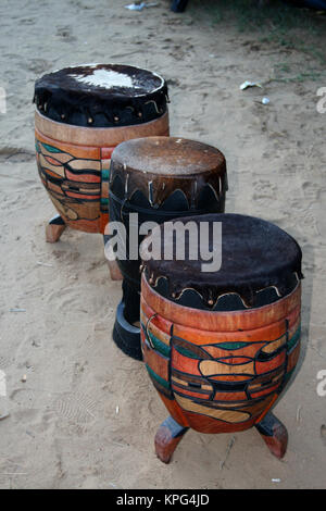 Mozambico, tradizionale i tamburi di bongo in vendita su una spiaggia di Ponta do Ouro Foto Stock