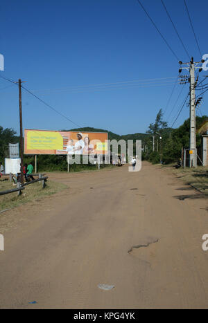 Mozambico, cartelloni pubblicitari mcel a Ponta do Ouro Foto Stock