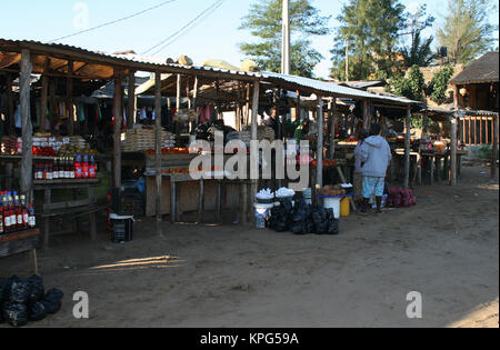 Il Mozambico, il mercato delle pulci, la vendita di vestiti e generi alimentari a Ponta do Ouro Foto Stock