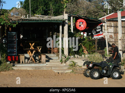 Mozambico, al di fuori dei bar sotto un posto auto coperto a Ponta do Ouro Foto Stock