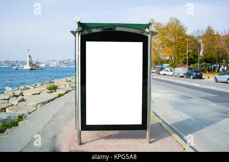 Blank cartellone pubblicitario in una fermata di autobus a la strada di istanbul bosforo su sfondo maiden's tower Foto Stock