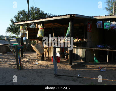 Mozambico, stallo in legno la vendita di generi alimentari in Ponta do Ouro Foto Stock