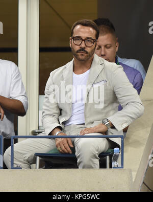 FLUSHING NY- Settembre 03: Jeremy Piven, giorno dieci del 2014 US Open al USTA Billie Jean King National Tennis Center il 3 settembre 2014 nel quartiere di lavaggio del Queens Borough of New York City People: Jeremy Piven Foto Stock