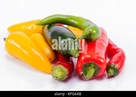 Mucchio di colorati materie peperoncino isolati su sfondo bianco Foto Stock