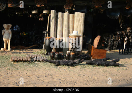 Il Mozambico, il mercato delle pulci, tradizionale di curiosità e sculture in legno in vendita a Ponta do Ouro Foto Stock