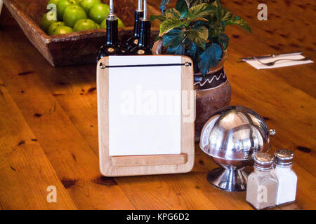 Mock up menu frame sulla tabella nel bar ristorante cafe con il barista Foto Stock