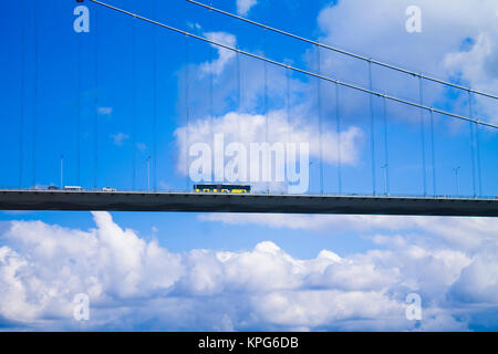 Il ponte tra il bus e auto; xv luglio martire bridge in Istanbul TURCHIA Foto Stock