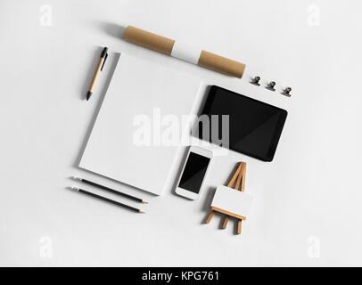 Blank corporate stationery e gadget. Il Branding stationery mockup. Oggetti vuota per collocare il vostro design. Lay piatto. Foto Stock