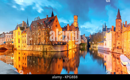Paesaggio con una torre Belfort da Rozenhoedkaai in Bruges a s Foto Stock