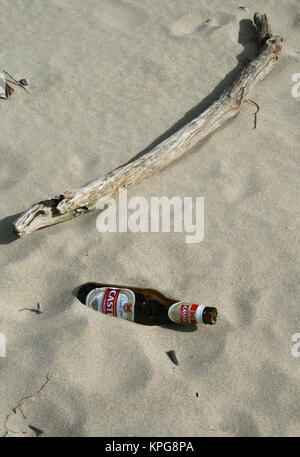 Bottiglia di birra e driftwood di sabbia su Gonubie beach, a est di Londra Foto Stock