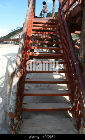 Signora in piedi sulla piattaforma di visualizzazione nella parte superiore della boardwalk scale presso Gonubie beach, a est di Londra Foto Stock