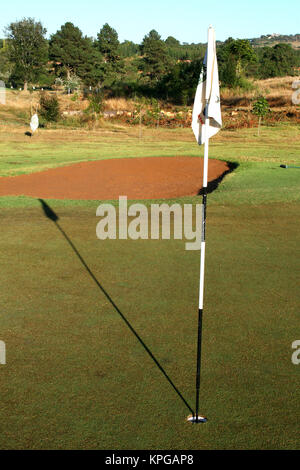 Bunker di sabbia e putting green con bandiera, White River - Mpumalanga Foto Stock