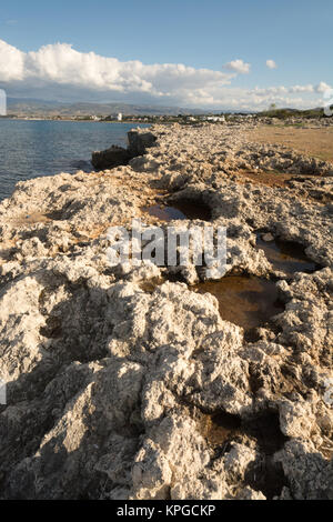 Paesaggi di pietra calcarea con piscine di roccia accanto al mare nei pressi di Latchi in Cipro Foto Stock