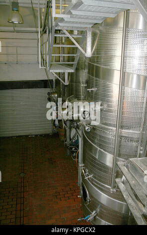 Vino apparecchiatura di elaborazione presso la cantina La-Vierge, Hermanus, Sud Africa Foto Stock