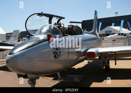 Atlas MB-326M Impala e SR22 aereo in Africa 2012 del settore aerospaziale e della difesa, airshow Waterkloof Airbase, Pretoria. Foto Stock