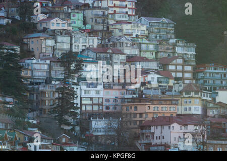 Case a più livelli sul pendio scosceso in Shimla, India Foto Stock