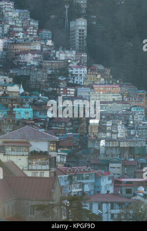 Case a più livelli sul pendio scosceso in Shimla, India Foto Stock