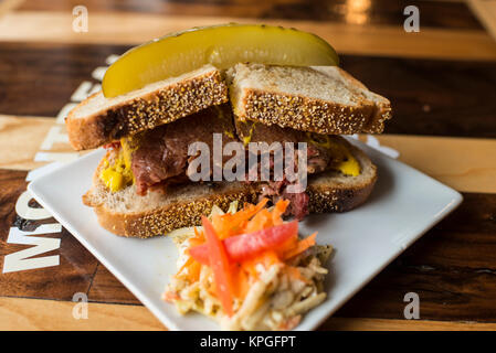 " Corned beef " e sottaceti sandwich, Montreal Foto Stock