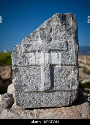 Una croce cristiana in pietra a Laodicea Foto Stock