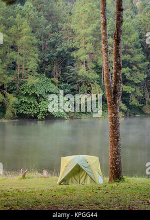 Tende da campeggio vicino al lago a Pang Oung a Mae Hong Son, Thailandia Foto Stock