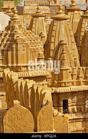 Figure scolpite sul tempio Jain, Jaisalmer, India Foto Stock