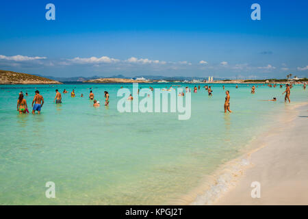 Yacht di lusso in turchese spiaggia di Formentera illetes agosto 21,2013 Foto Stock
