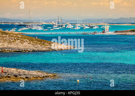 Yacht di lusso in turchese spiaggia di Formentera illetes agosto 21,2013 Foto Stock