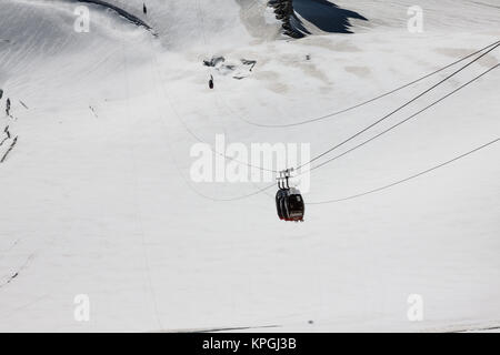 Cavo rosso auto,funivia,in ski resort Foto Stock