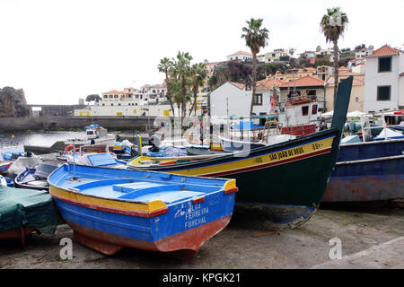 Fischerboote im Hafen von Camara de Lobos, Madeira, Portogallo Foto Stock