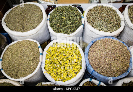 Sacchetti di essiccato il tè alle erbe per la vendita al mercato cittadino. Baku. Azerbaigian Foto Stock