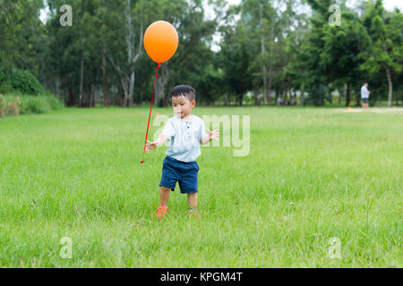 Ragazzino di attesa con il palloncino Foto Stock