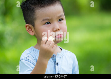 Ragazzino mangiando snack Foto Stock