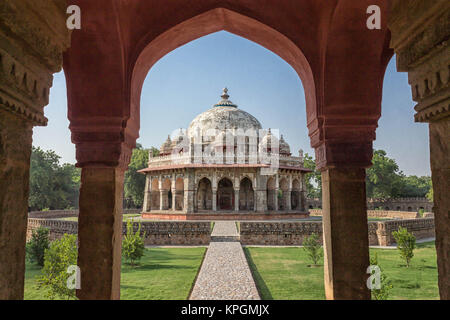 New Delhi , India-August 27, 2014 Una vista complessiva di Isa Khan Niyazi, Tomba dal varco di ingresso Foto Stock