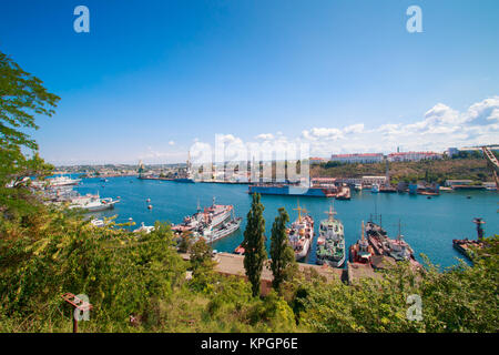 Splendida vista della baia a sud dalla piattaforma di osservazione di Sebastopoli in Crimea in una limpida giornata di sole. Foto Stock