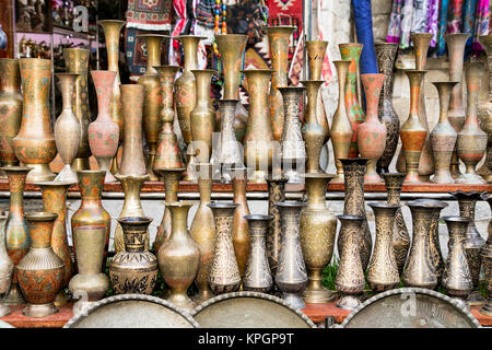 Vecchi pezzi di antiquariato orientale barass vasi sulla strada del mercato di Baku, Azerbeijan. Foto Stock