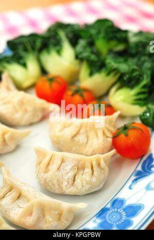 Sontuosa alla ricerca di stile Cinese vegetariano crudo gnocchi di patate e verdure. Adatto per concetti come la Dieta e nutrizione, mangiare sano e hea Foto Stock