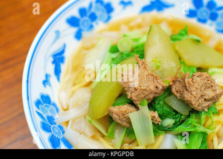 Sontuosa alla ricerca di stile Cinese bianco vegetariano tagliatelle con simulazione di carne e verdure. Adatto per concetti come la dieta e la nutrizione sana eati Foto Stock